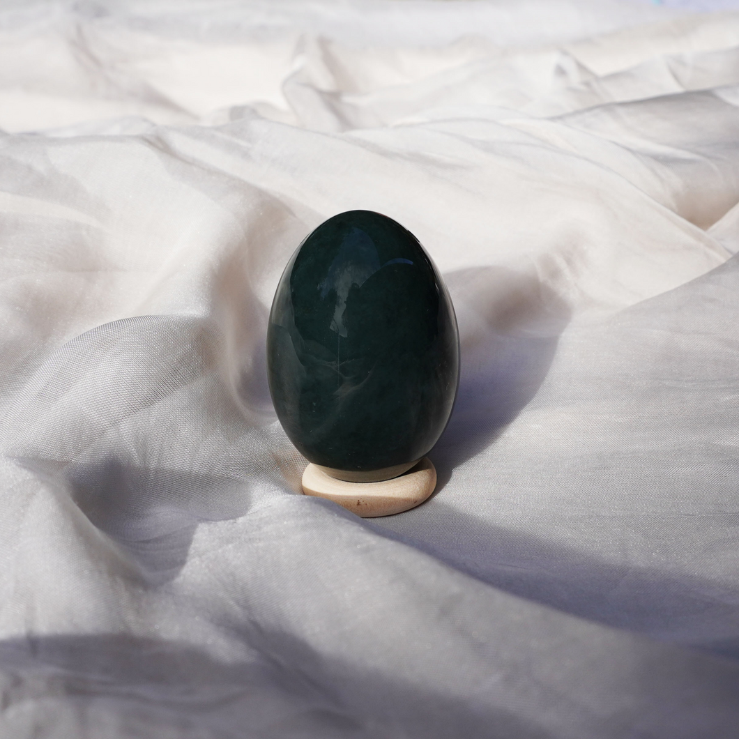 Femme Egg - Nephrite Jade